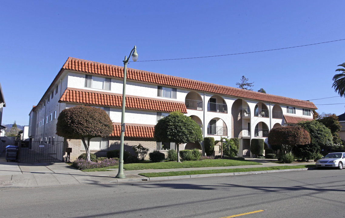 2133 Santa Clara Ave in Alameda, CA - Foto de edificio