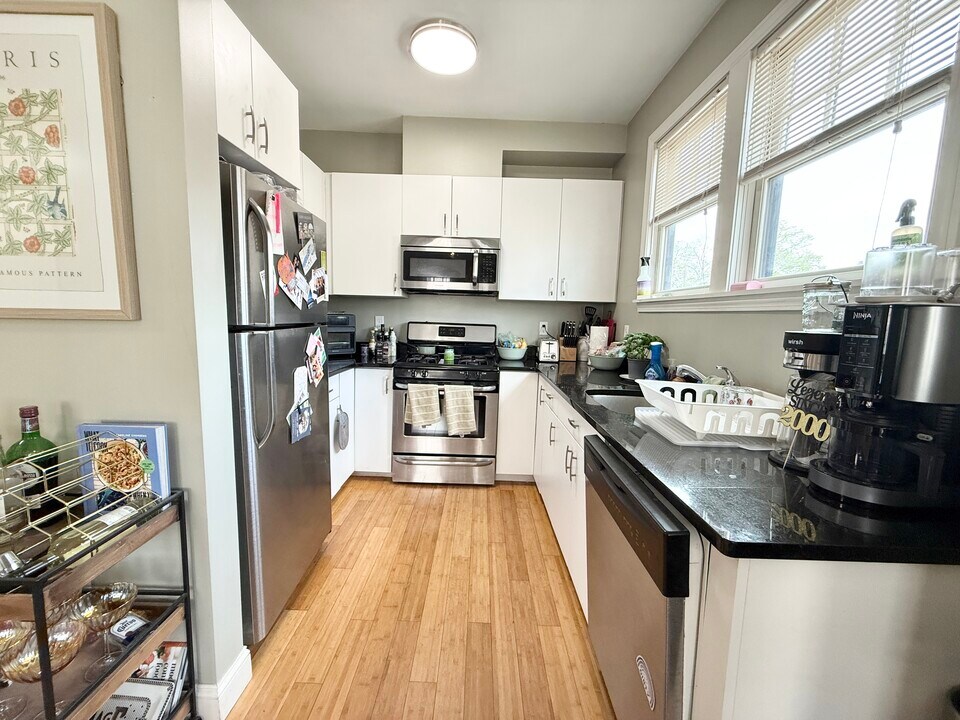 201 W 3rd St, Unit F in Boston, MA - Foto de edificio