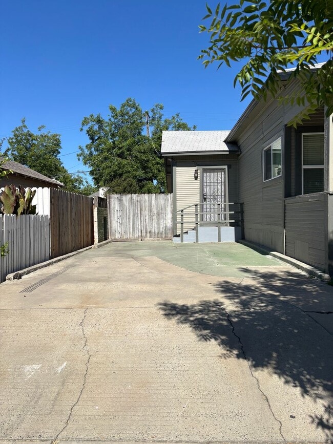 223 N Park Ave in Fresno, CA - Building Photo - Building Photo