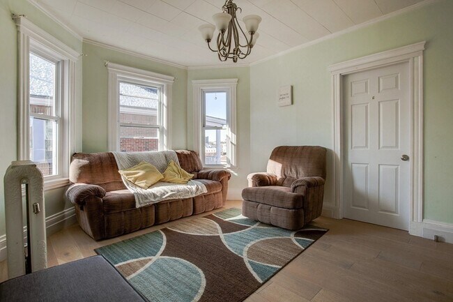 15 Indiana Ave, Unit #17 in Somerville, MA - Foto de edificio - Building Photo