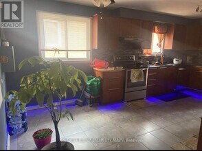 8 Maplehurst Square in Brampton, ON - Building Photo - Building Photo