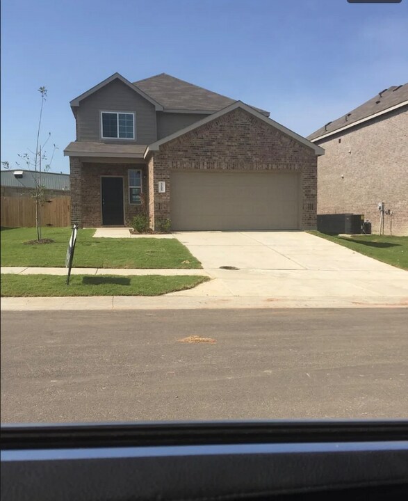 3103 Quail St in Ennis, TX - Building Photo