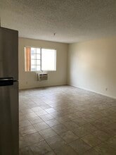 2833 Francis Ave, Unit 205 in Los Angeles, CA - Building Photo - Building Photo