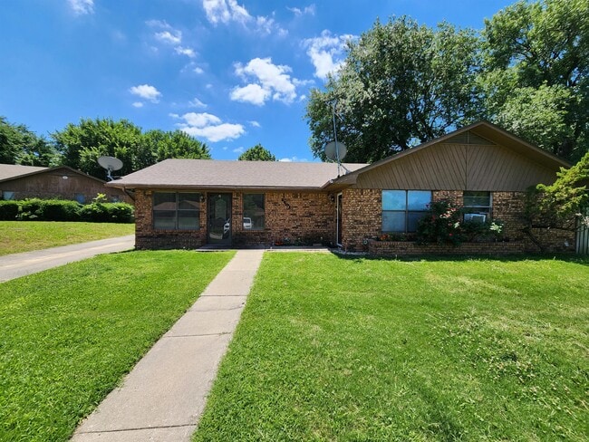 property at 2501 Oakhurst Dr