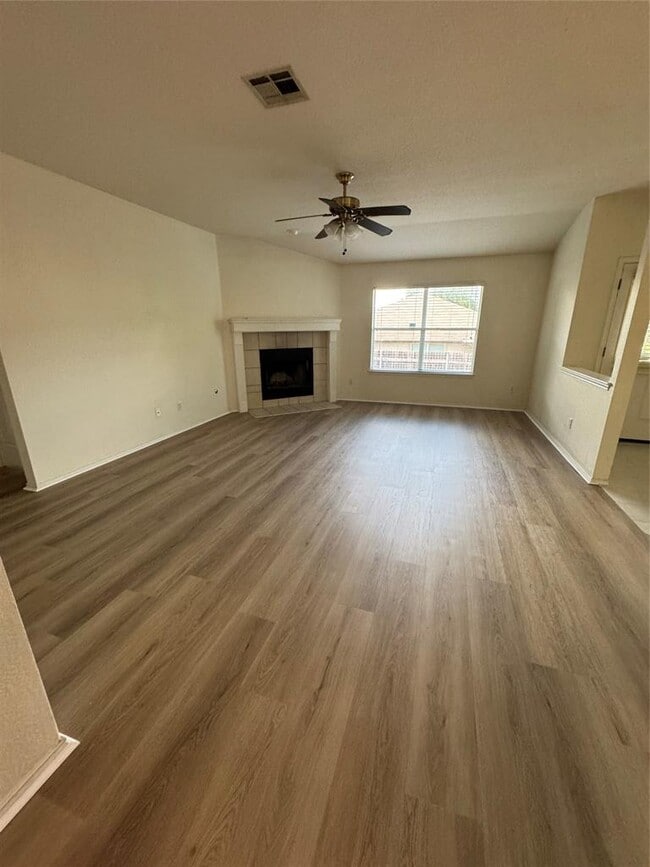 215 San Felipe Dr in Kyle, TX - Foto de edificio - Building Photo