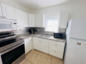 301 NW 37th St in Miami, FL - Building Photo - Building Photo