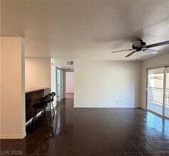 5044 River Glen Dr in Las Vegas, NV - Building Photo - Building Photo