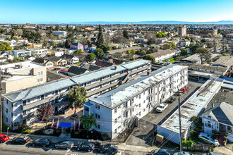 Casa Magna in Oakland, CA - Foto de edificio - Primary Photo