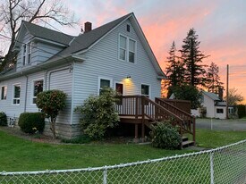 304 W Illinois St in Newberg, OR - Building Photo