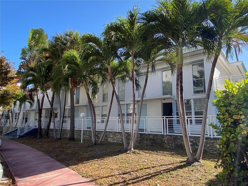 6865 Bay Dr in Miami Beach, FL - Building Photo