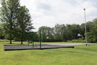 Huntingdon Village Apartments in Hunker, PA - Foto de edificio - Building Photo