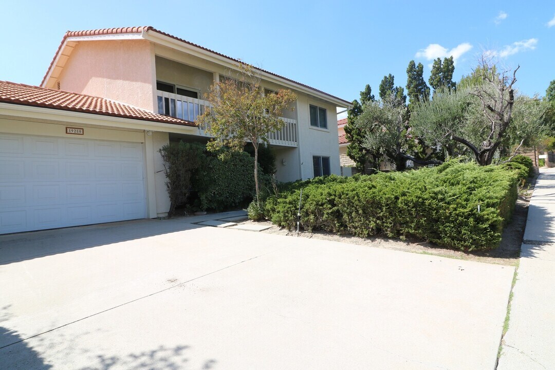 19280 Pebble Beach Pl in Los Angeles, CA - Building Photo