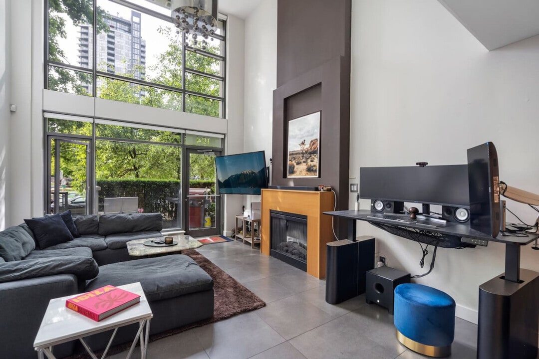 1168 Richards St in Vancouver, BC - Building Photo