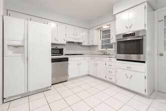 2850 Hikes Ln in Louisville, KY - Building Photo - Building Photo