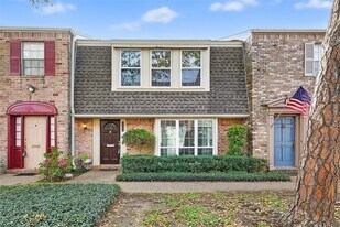 6351 Briar Rose Dr in Houston, TX - Building Photo