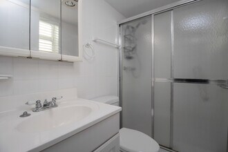 415 NE 2nd St, Unit 228 in Hallandale Beach, FL - Foto de edificio - Building Photo