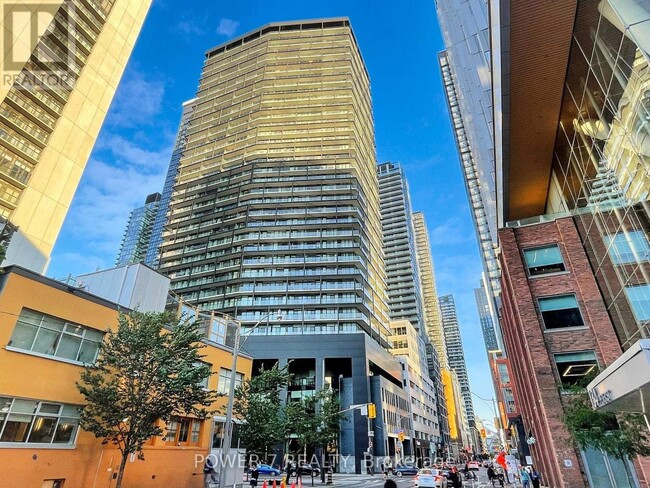 125-3125 Peter St