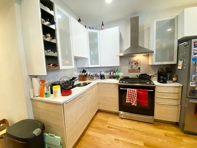 108 Buttonwood St, Unit 1 in Boston, MA - Foto de edificio - Building Photo