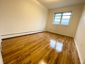 4305 49th St, Unit 2 in Sunnyside, NY - Building Photo - Building Photo