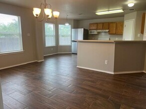 331 Carriage Way in Kyle, TX - Building Photo - Building Photo