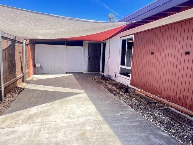 9267 Fairlawn St in Santee, CA - Foto de edificio - Building Photo