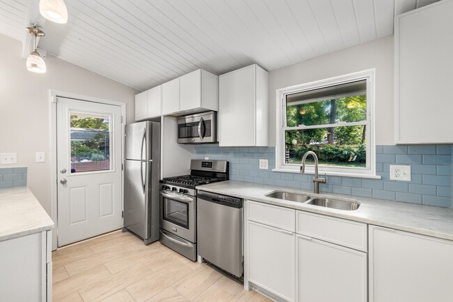 1185 Oakfield Dr SE in Atlanta, GA - Building Photo - Building Photo