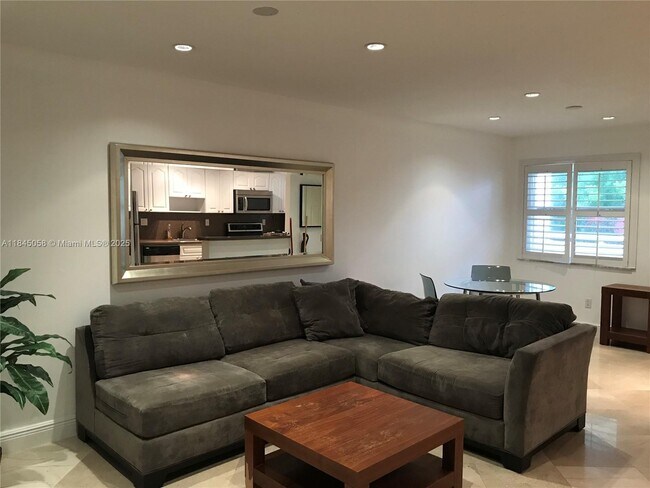 5839 SW 74th Terrace in South Miami, FL - Building Photo - Building Photo