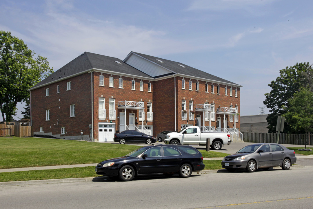 1909 Valley Farm Rd in Pickering, ON - Building Photo