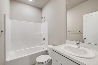 6648 NE 189 Ct in Kenmore, WA - Building Photo - Building Photo