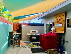 521 Desert Way Apartments in Palm Springs, CA - Foto de edificio - Building Photo