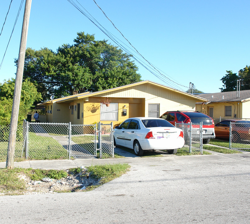855 NW 69th St in Miami, FL - Foto de edificio