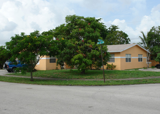 5200 NW 17th St in Fort Lauderdale, FL - Building Photo - Building Photo