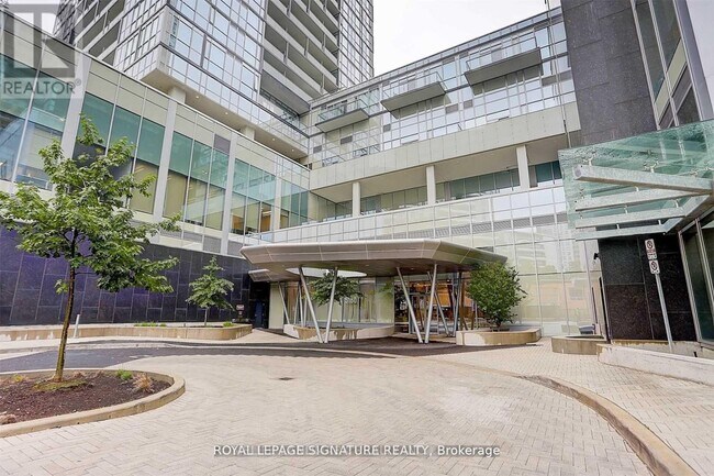 5180 Yonge St in Toronto, ON - Building Photo - Building Photo