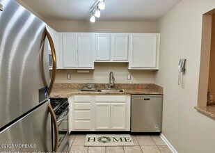102 Wedgewood Cir in Belford, NJ - Building Photo - Building Photo