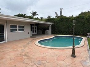 1951 NE 185th Ter in North Miami Beach, FL - Foto de edificio - Building Photo