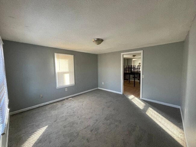 1016 S Woodbury St in Independence, MO - Building Photo - Building Photo