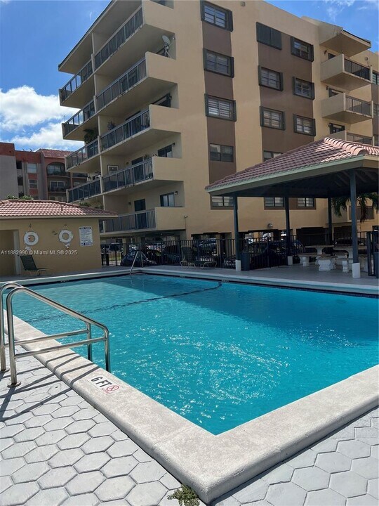 5249 NW 7th St in Miami, FL - Foto de edificio