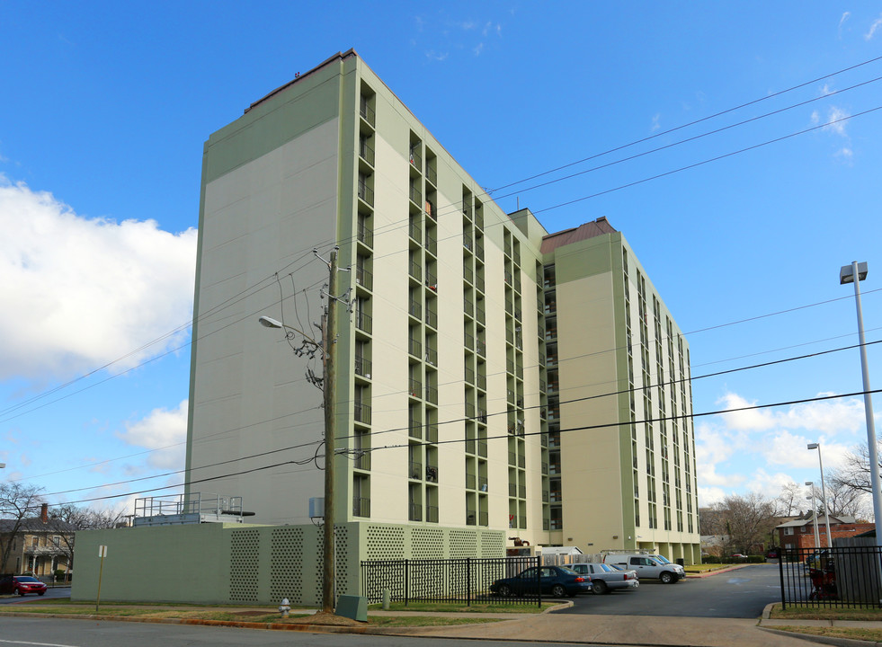 Cumberland Towers in Little Rock, AR - Foto de edificio