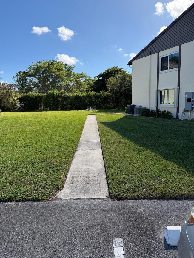 5930 Whispering Pine Way in Greenacres, FL - Foto de edificio - Building Photo