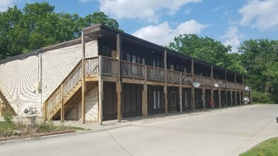 Large Studio Apartments set back in quier in Des Moines, IA - Building Photo - Building Photo