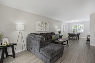 754 Hemlock Dr in Euclid, OH - Building Photo