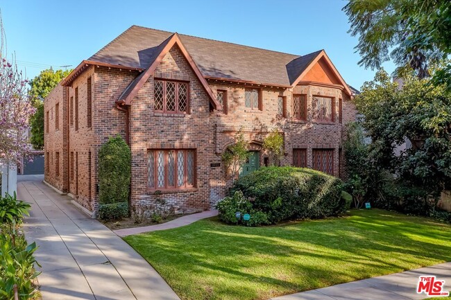 1260 Flores St in West Hollywood, CA - Building Photo - Building Photo