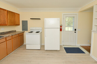 130 Circle Dr in Litchfield, CT - Building Photo - Building Photo