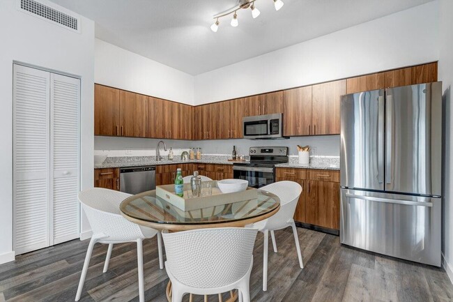 Lakewood Village in Palm Springs, FL - Foto de edificio - Building Photo