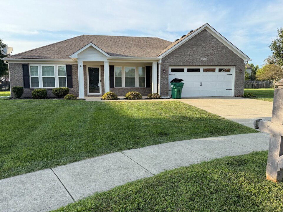 6750 Woodcrest Dr in Avon, IN - Building Photo