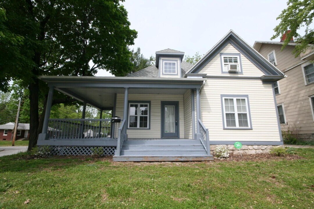 505 W State St in Springfield, MO - Building Photo