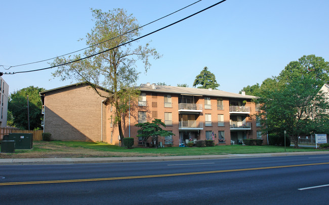 Lee Square Apartments in Falls Church, VA - Building Photo - Building Photo