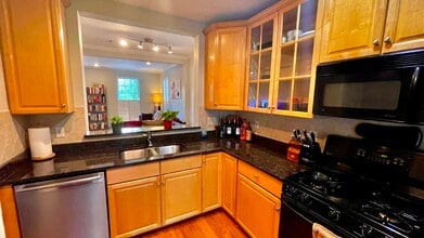 1607A Potomac Greens Dr in Alexandria, VA - Building Photo - Building Photo