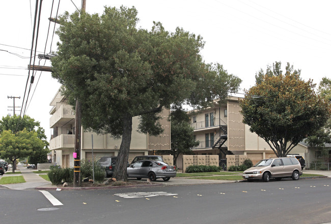 1290 Warren St in Redwood City, CA - Foto de edificio - Building Photo