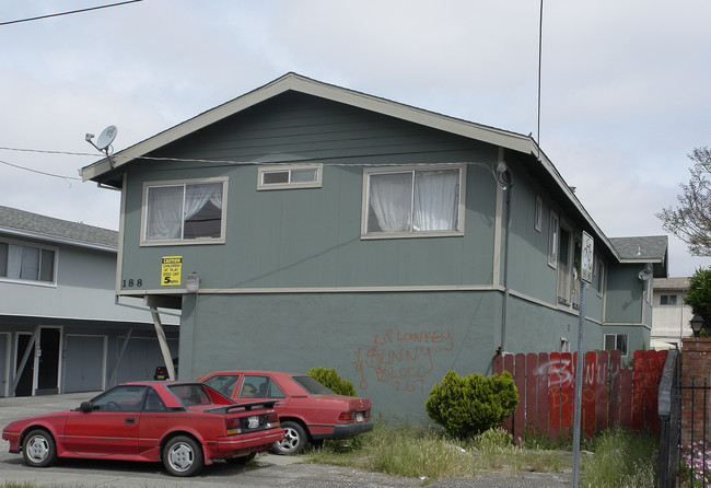 188 Sunset Blvd in Hayward, CA - Foto de edificio - Building Photo